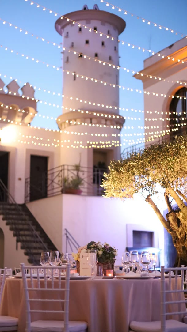 Villa Feanda illuminata per la sera